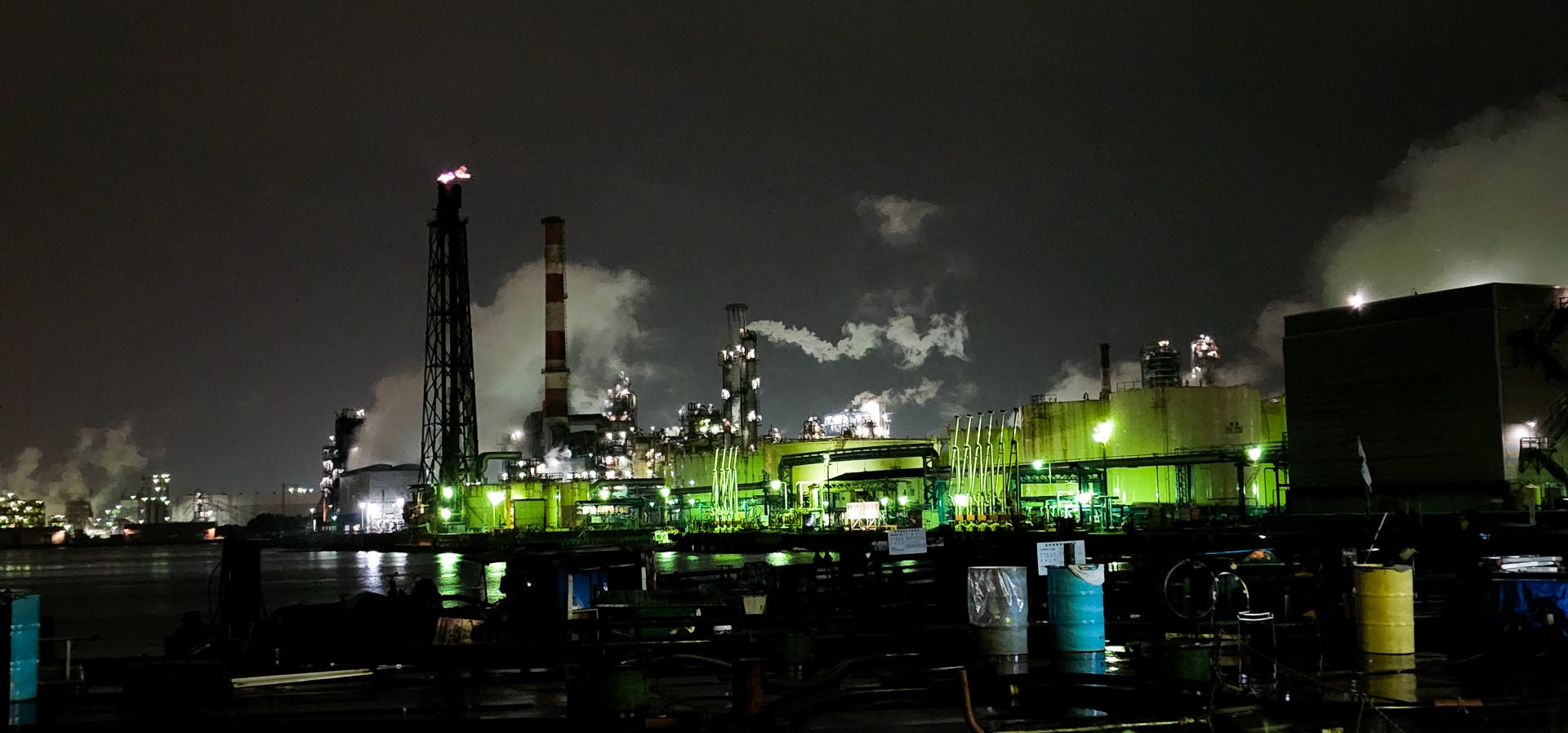 輝くライトと産業の息吹 - 工場夜景の美と意味